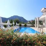 With Private Pool For 10 People In Dalyan וילה *
