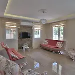 With Private Pool For 10 People In Dalyan וילה